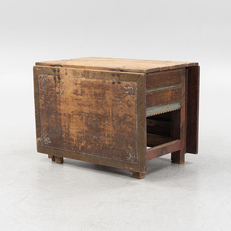 A Swedish gate-leg table, around the year 1800.