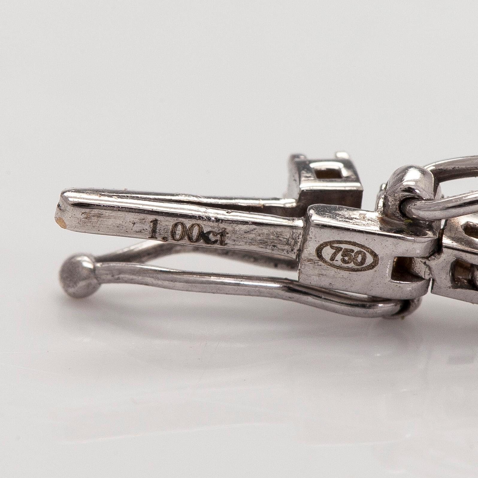 Tennisarmband, 18K vitguld och briljantslipade diamanter.