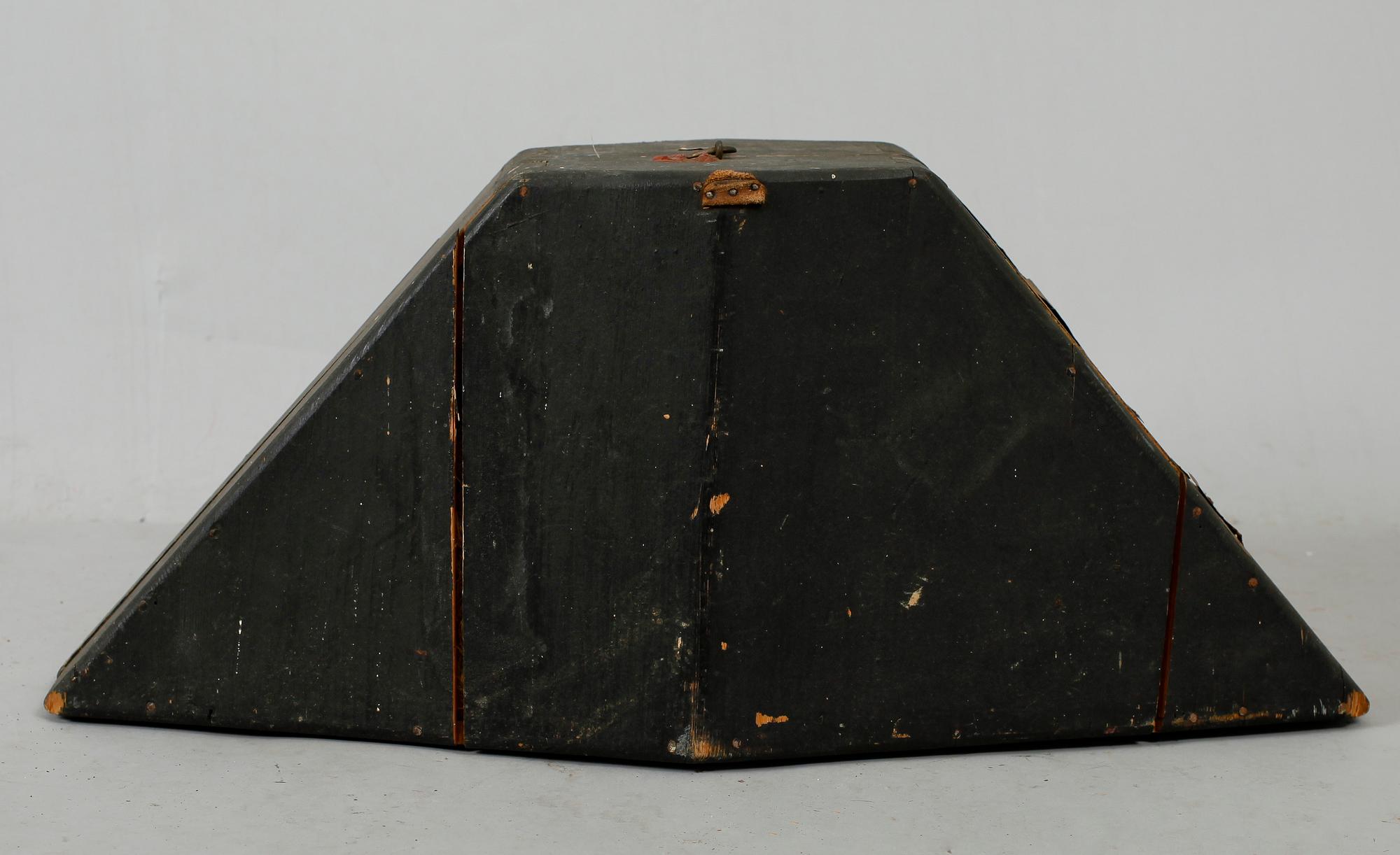 HATT, svensk, trekantig, modell 1854-59, för amiralitetet samt hattlåda av trä.