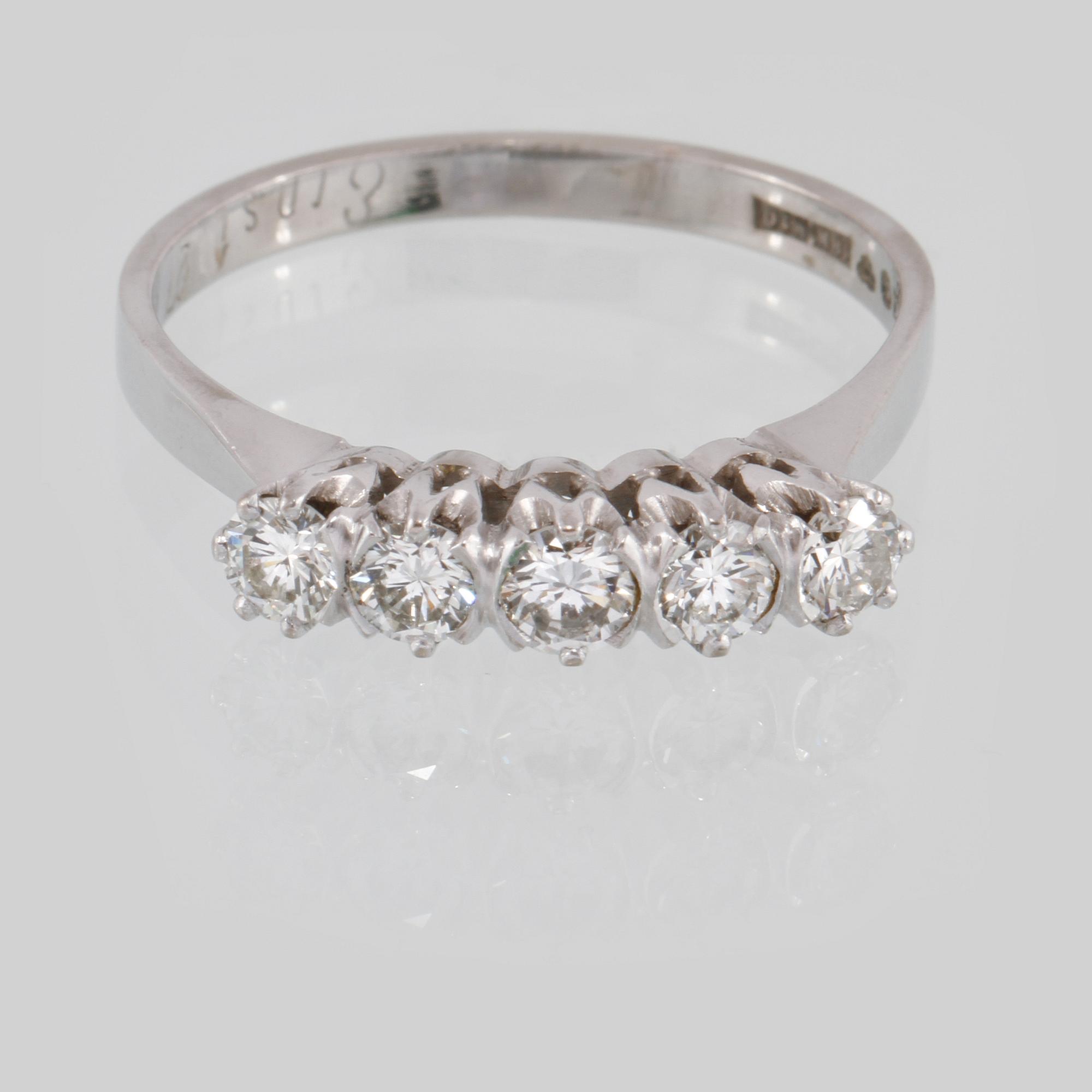 RING, 18K vitguld med 5 briljantslipade diamanter 1.0 ct  Juvel-Magnus, Göteborg, 1984. Vikt 4,7 gram.