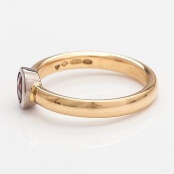 An 18K gold ring with a garnet. A Tillander, Helsinki 2008.