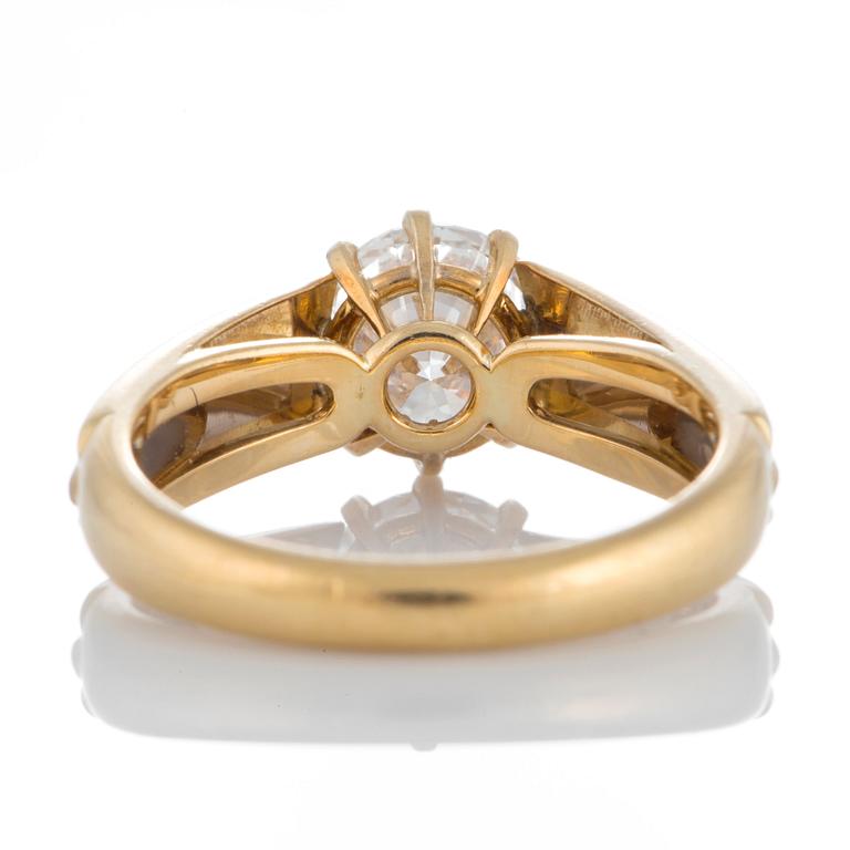 Ring med en rund briljantslipad diamant ca 1.75 ct kvalitet ca W si1 tillverkad av Cartier.
