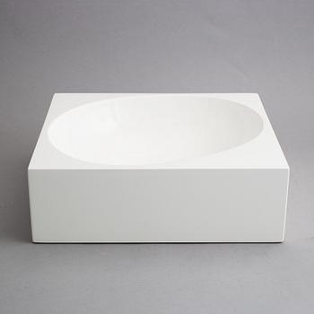 Naoto Fukasawa, a contemporary serving bowl "Outside" for B&B Italia.