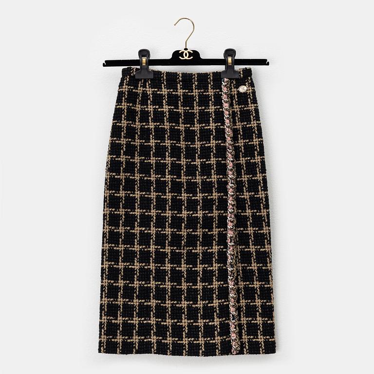 Chanel, a cotton tweed and silk skirt, size 34.