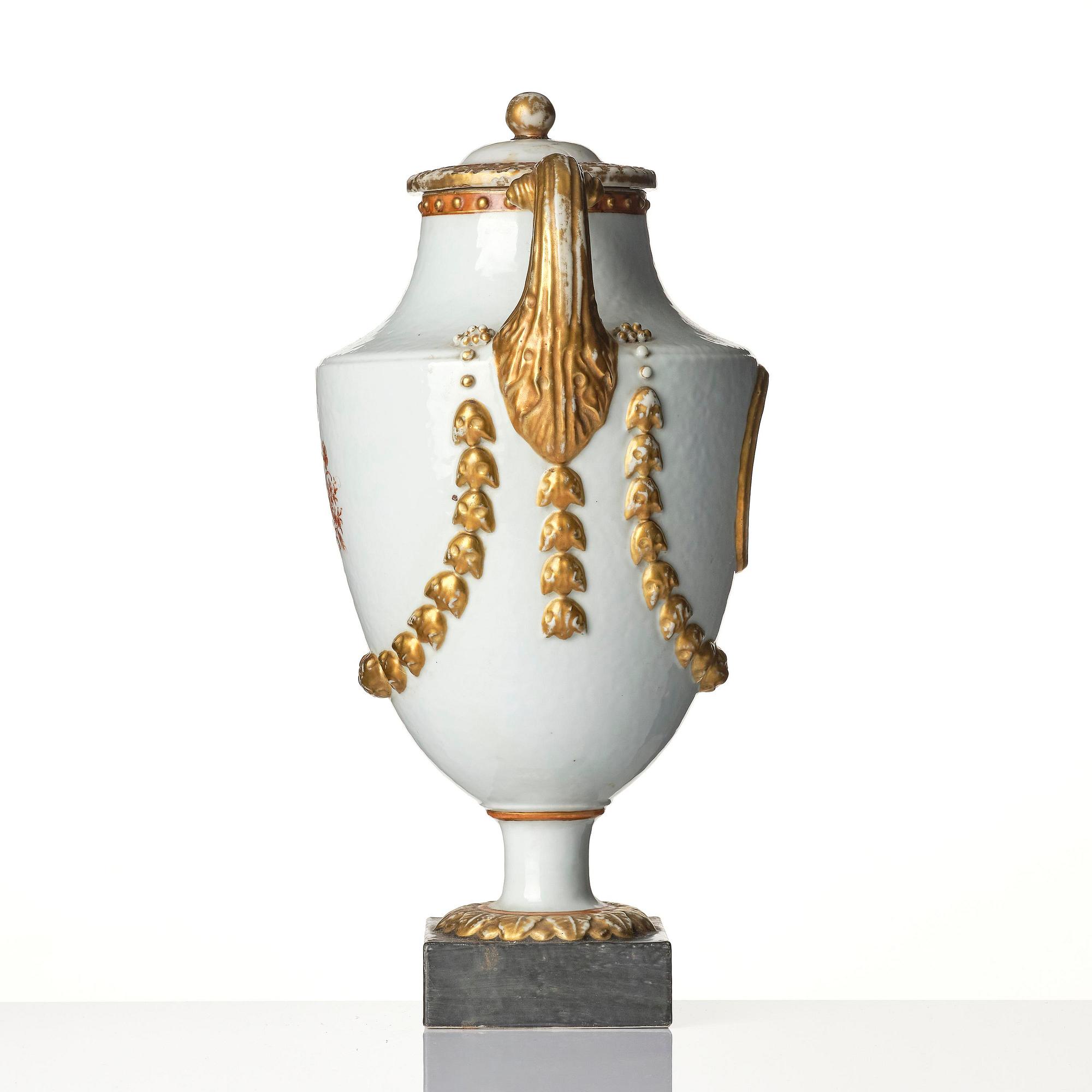 A Chinese Export jar with cover, Qing dynasty, 1790's.