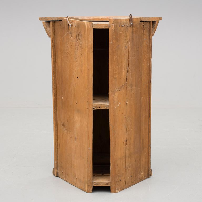 HÖRNHÄNGSKÅP. Allmoge, märkt 1812.
