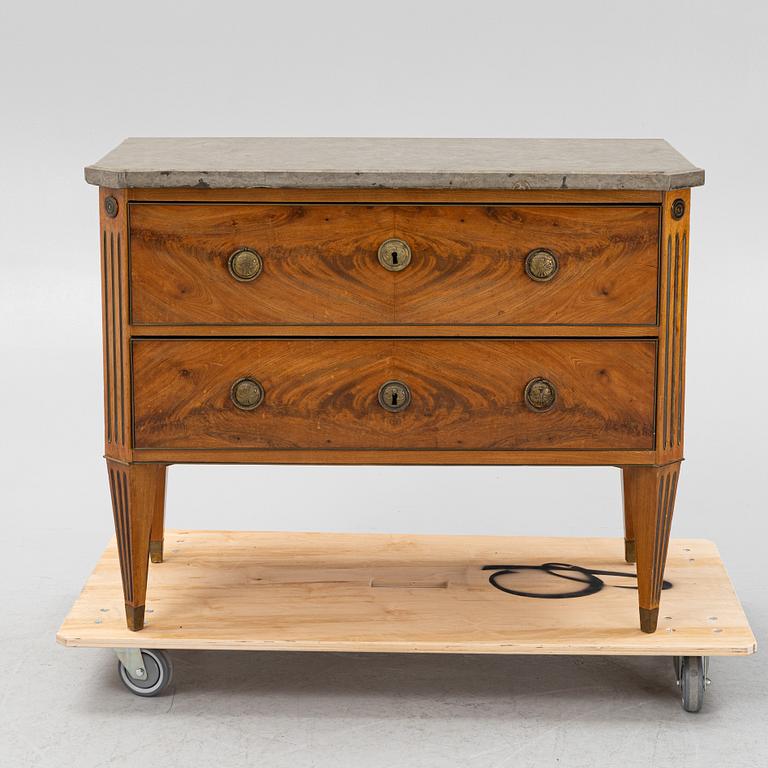 Chest of drawers, Gustavian style, first half of the 19th century.