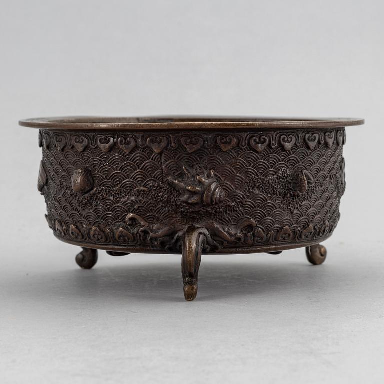 A Japanese bronze censer, Meiji period (1868-1912).