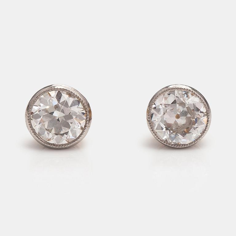 A pait of 18K gold earrings with transitional-cut diamonds ca. 1.30 ct in total. Oskar Lindroos, Helsinki 1953.