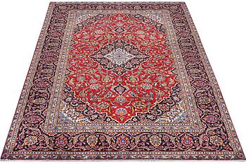 A Kashan carpet, c. 297 x 189 cm.