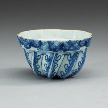 A blue and white dessert mould, Qing dynasty, Qianlong (1736-95).