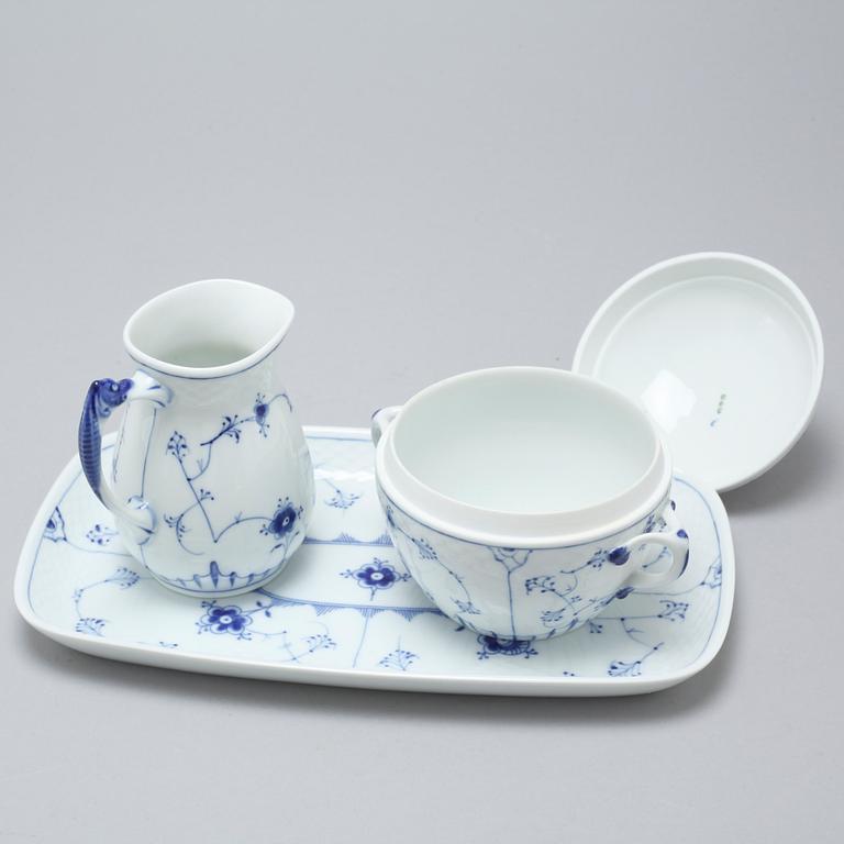 Porcelain tableware set of 35 pcs, "Musselmalet" by Bing & Gröndahl, Denmark, second half of the 20th century.