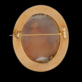 BROSCH, 18k guld, med kamé, Ernst Swenson, Visby, 1920. Vikt 7 g.
