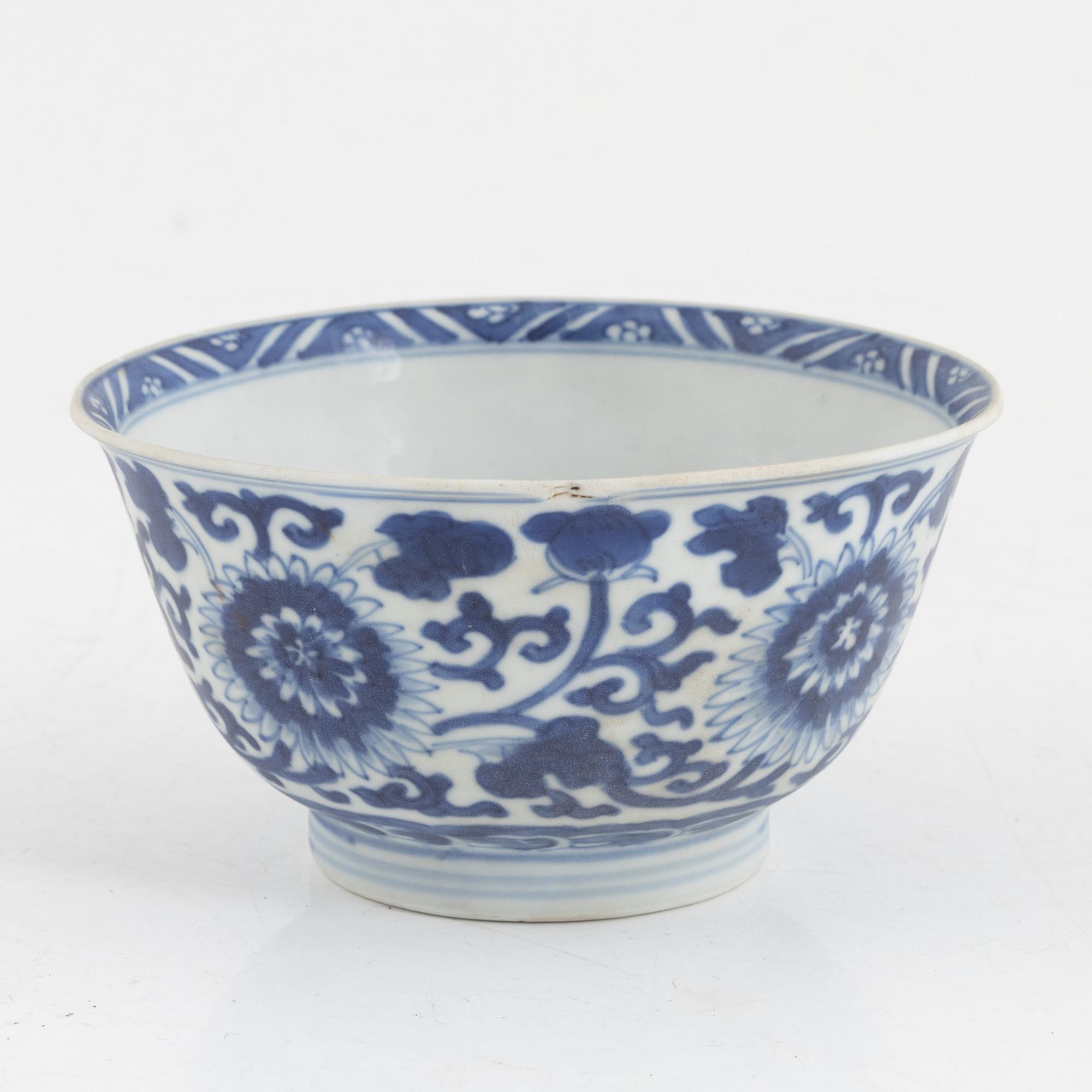 A Chinese blue and white porcelain bowl and a small dish, Qing dynasty, Kangxi (1662-1722).
