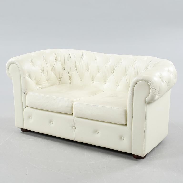 SOFFA, Chesterfield, vitt skinn, 2000-tal.