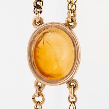 An 18K gold and hardstone intaglio necklace, 19th century.