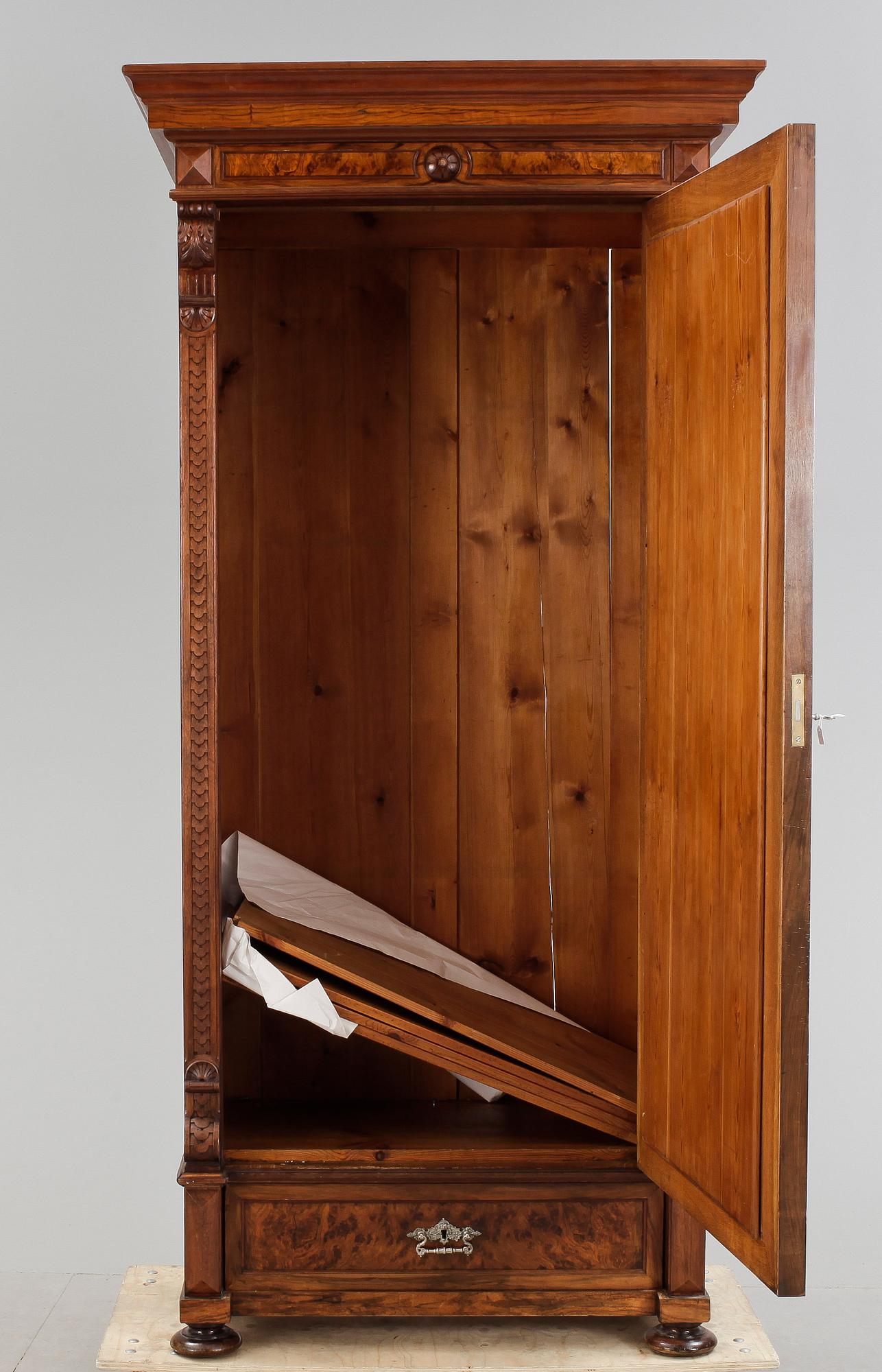 KLÄDSKÅP, nyrenässans, 1800-talets slut.