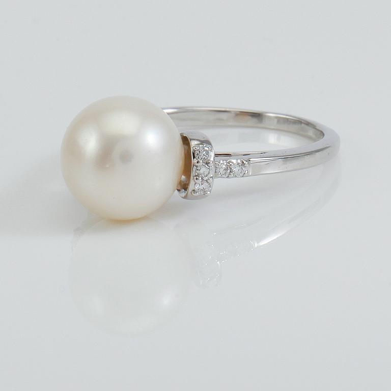 RING, 18K vitguld, pärla och diamanter.