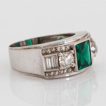 WA Bolin ring 18K vitguld med en fasettslipad smaragd samt gammal-, åttkant- och baguetteslipade diamanter.