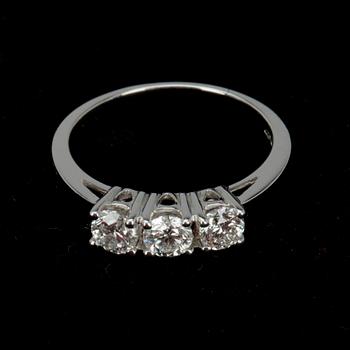 RING, vitguld 18K samt 3 diamanter à 0,25 ct, tot. 0,75 ct. Vikt 3,4 g.