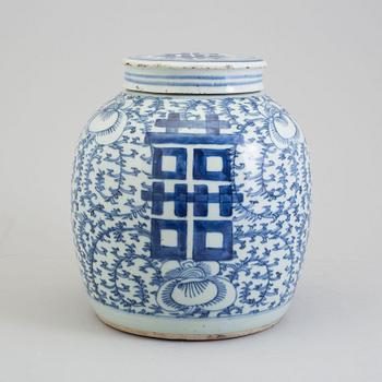 A blue and white jar, Qing dynasty, 19th Century.