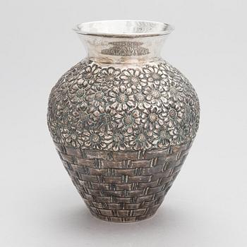 A 20th-century flower vase in silver.