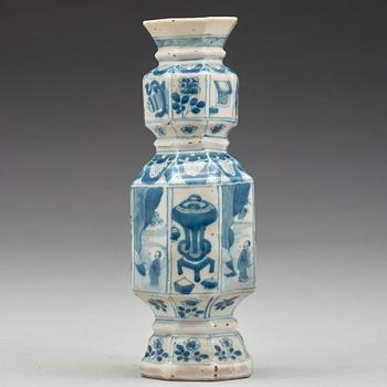 A blue and white vase, Qing dynasty, Kangxi (1662-1722).