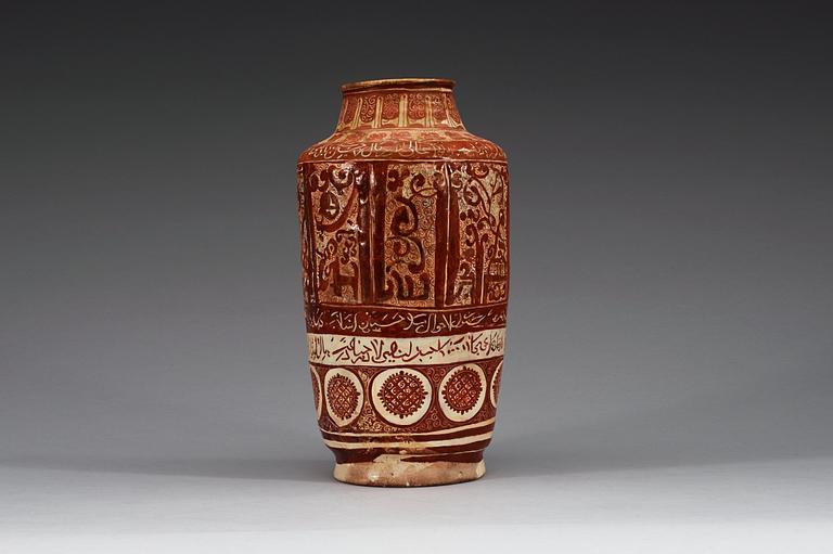 URNA, lergods med lysterdekor. Höjd 32 cm. Centrala Persien (Iran) 1100-1200-tal. Keshan stil.