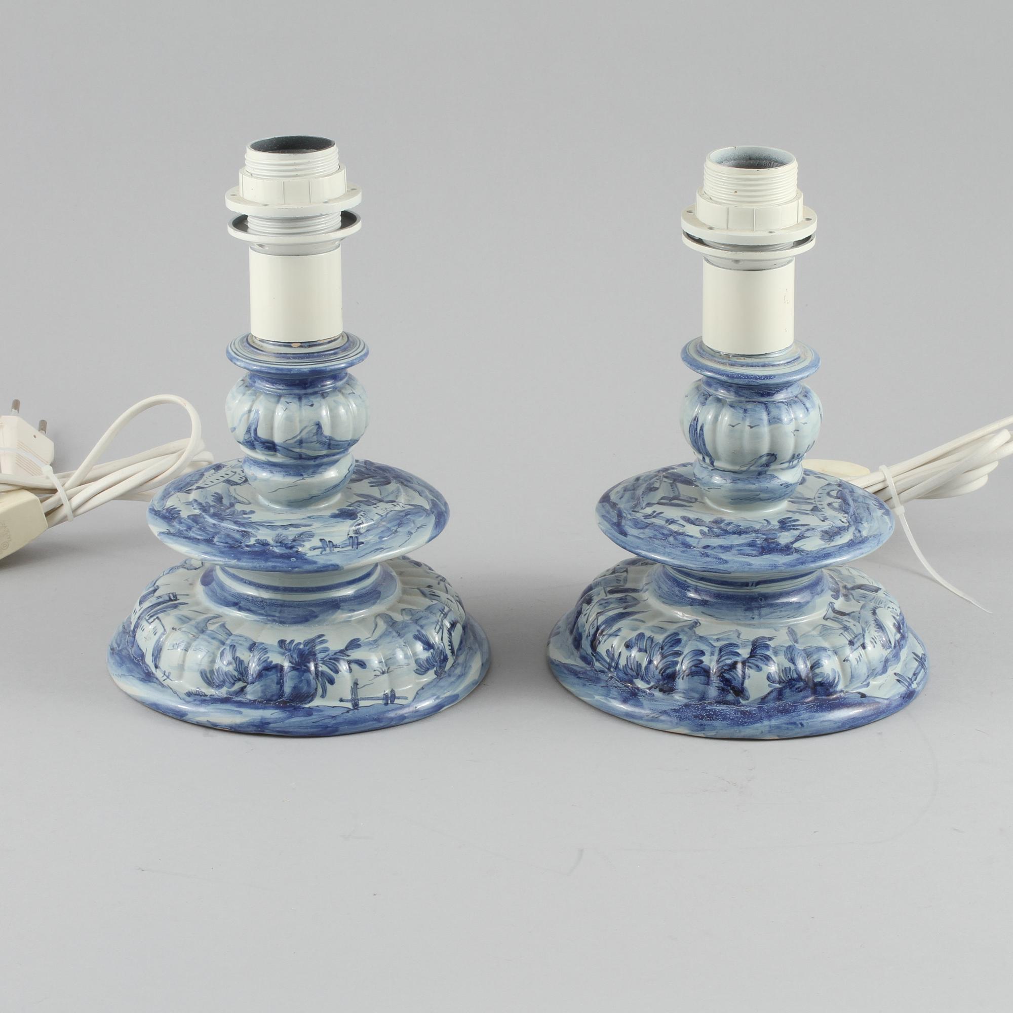 BORDSLAMPOR, ett par, fajans, 1900-tal.