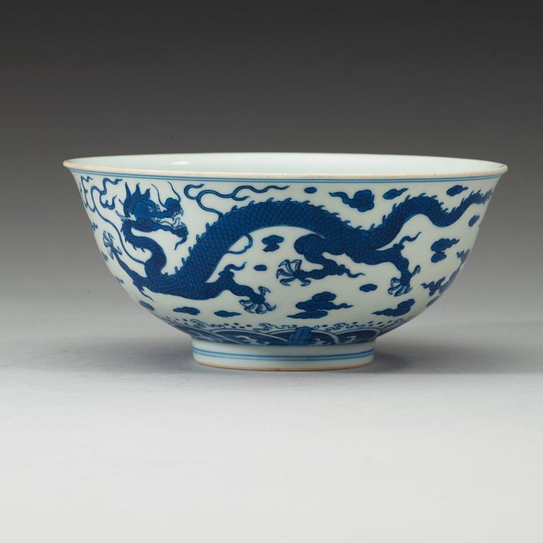 A delicate blue and white bowl, Qing dynasty, 18th century, with a four charactere hall mark.