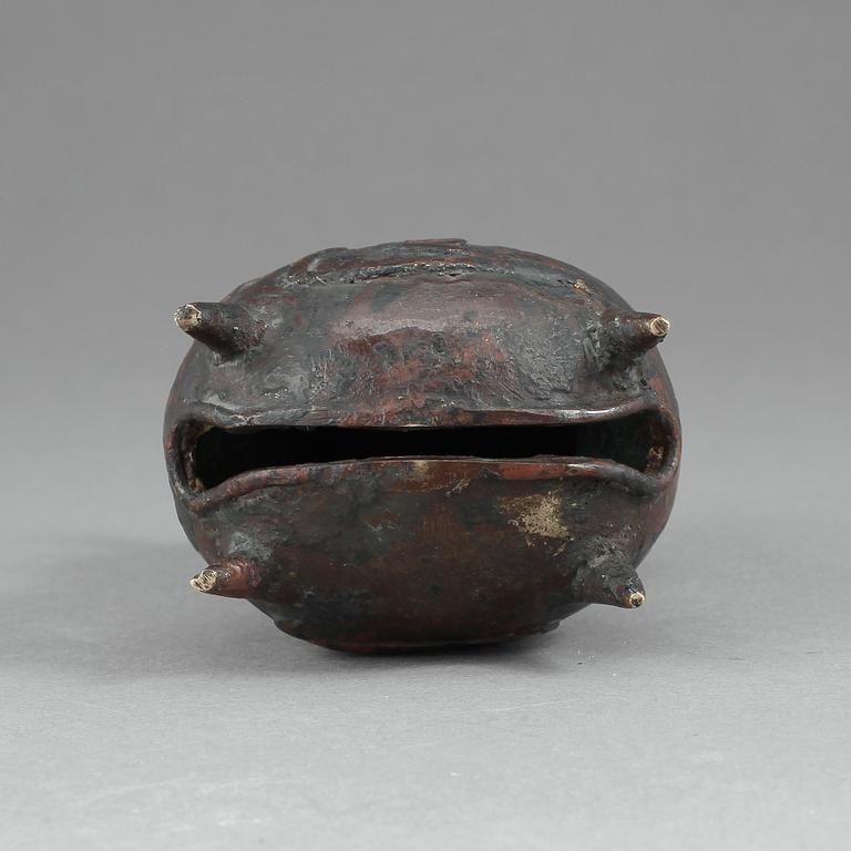 KLOCKA, mässing, möjligen Tibet, 1800-tal.