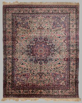 A antique Kirman carpet. Circa  370x270 cm.