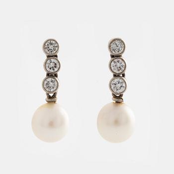 A pair of earrings in 18K white gold with round brilliant-cut diamonds and cultured pearls.