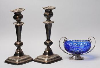 LJUSSTAKAR, ett par samt SKÅL. Pläter, nysilver och glas. 1900-tal.