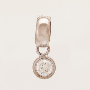 An 18K white gold pendant set with a round brilliant-cut diamond.