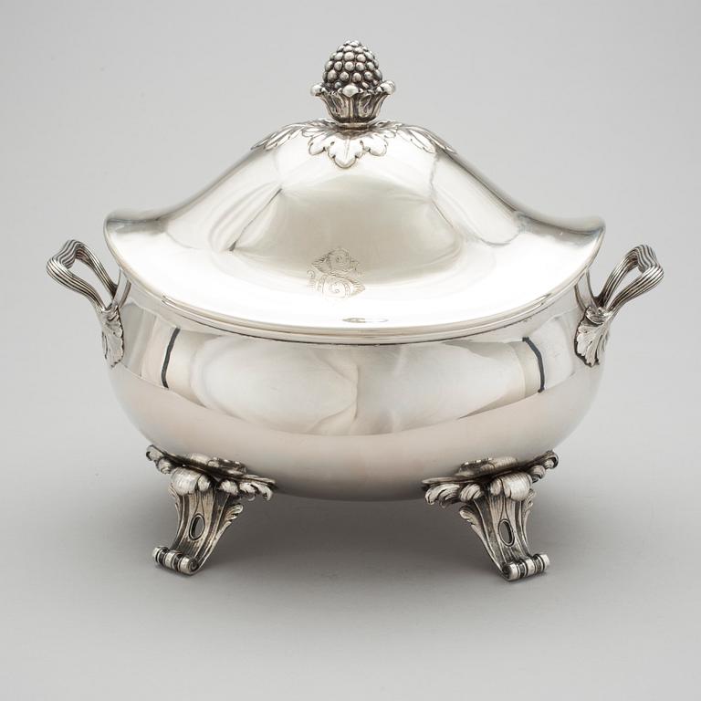 TERRIN, silver, C.G. Hallberg, Stockholm, 1919. Vikt ca 2060 g.