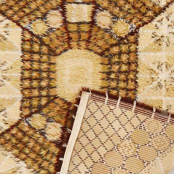 MATTA, maskintillverkad rya, "Löfstad" Marianne Richter, ur Östergyllen-serien. Ca 225 x 167 cm.