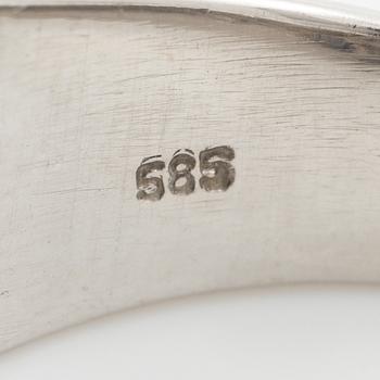 Ring in 14K white gold set with princess-cut and brilliant-cut diamonds.