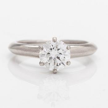 Tiffany & Co, sormus, platinaa, briljanttihiottu timantti noin 0.90 ct kaiverruksen mukaan.