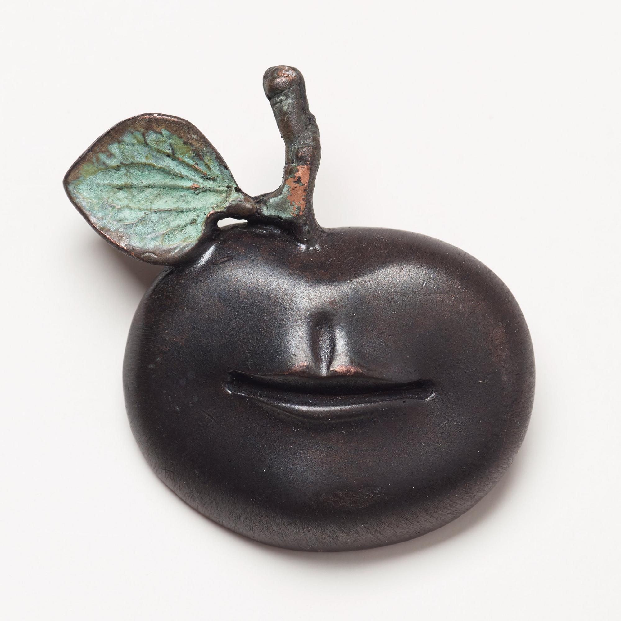 Claude Lalanne brosch brons "Pomme bouche".