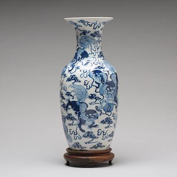 A blue and white vase, Qing dynasty, 19th Century.