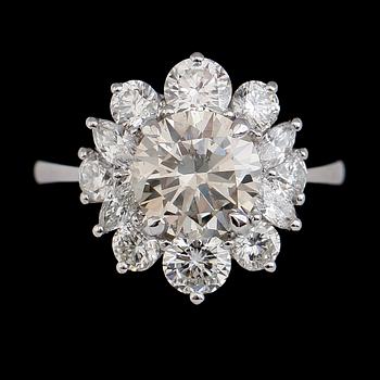 RING, 18 k vitguld, briljant- och navettslipade diamanter tot ca 3,48 ct. Vikt ca 6,1 g.