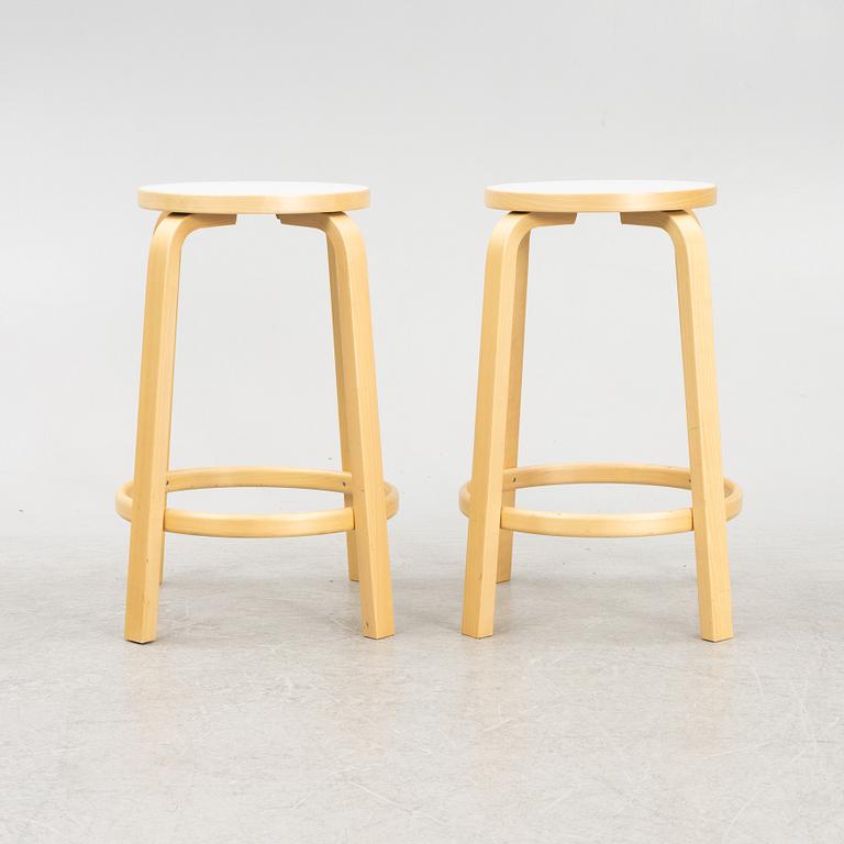 Alvar Aalto, barpallar, ett par, modell 64, Artek 2006.
