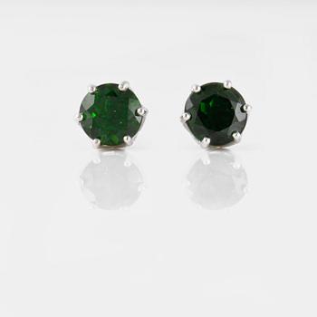 ÖRHÄNGEN, ett par, med fasettslipade diopsider ca 3.00 ct.