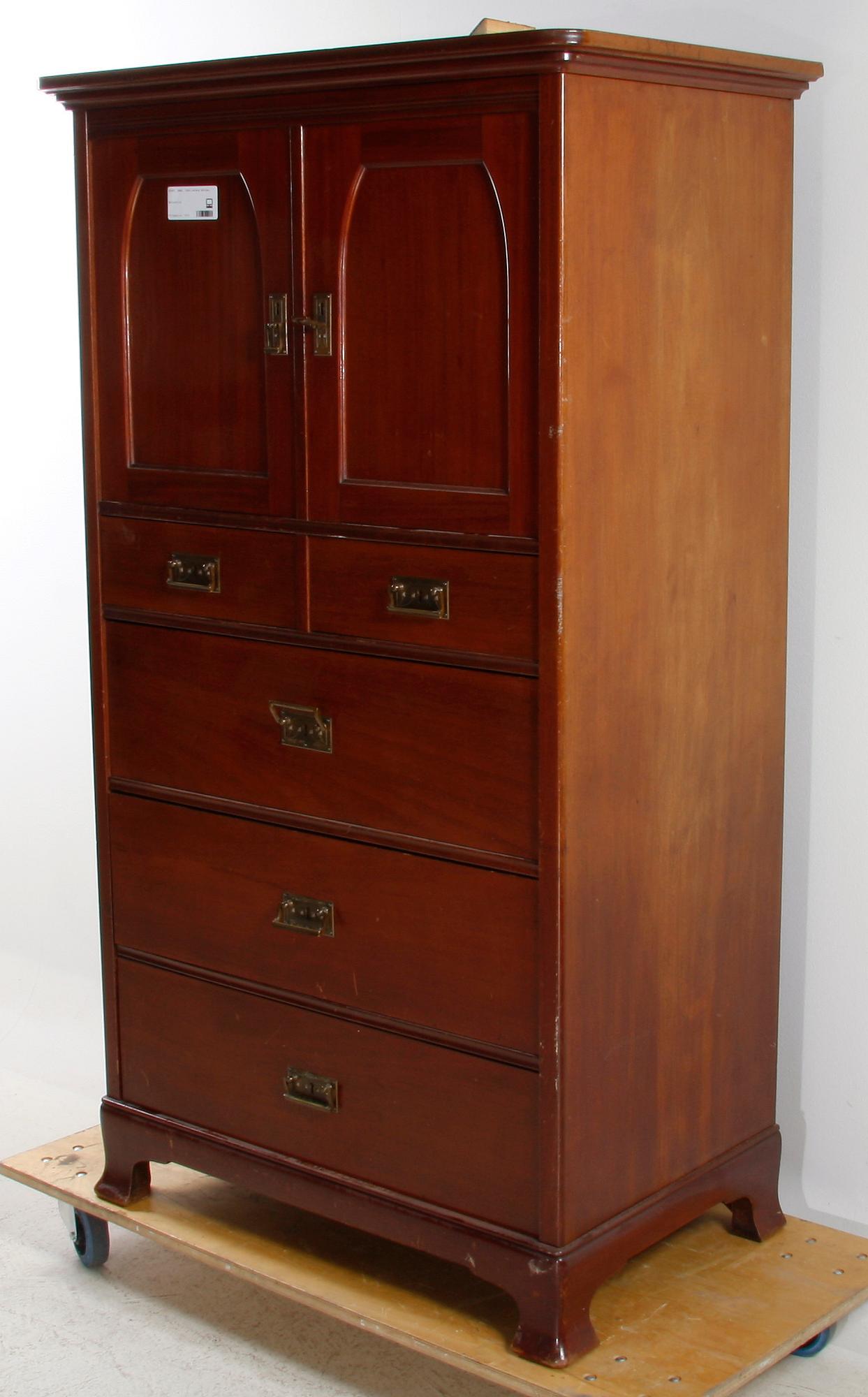 SKÅP. 1900-talets början.