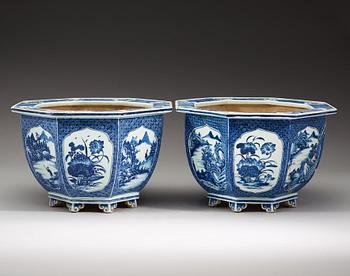 KRUKOR, ett par, porslin. Qingdynastin, 1700-tal.