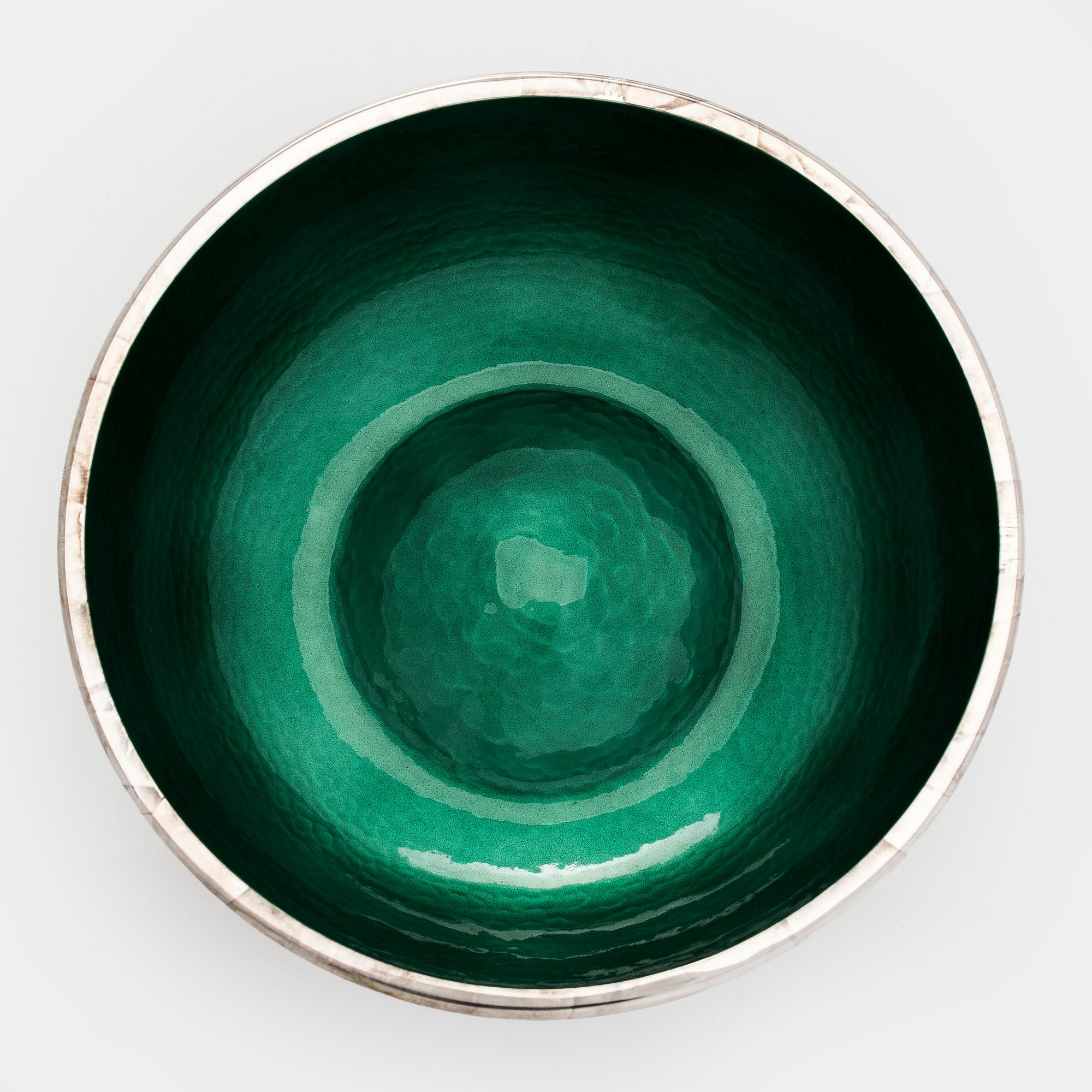 A. Tillander, skål, sterlingsilver och emalj. Helsingfors 2005.