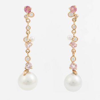 Örhängen, Mandelstam, 18K guld med odlade Söderhavspärlor, briljantslipade diamanter och rosa turmaliner.