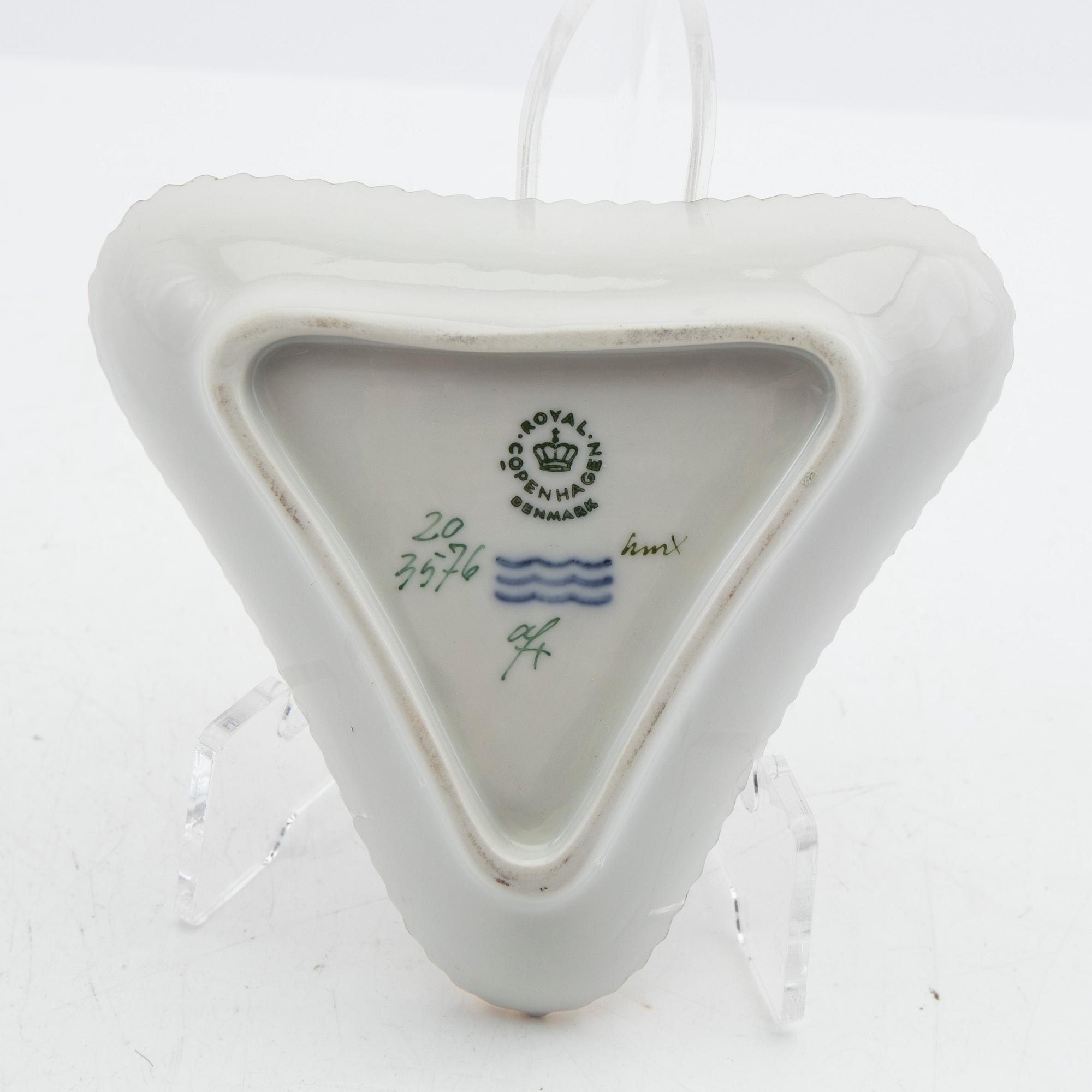 Royal Copenhagen, Crèmekopp med lock och fat, porslin, "Flora Danica", Royal Copenhagen, Danmark.