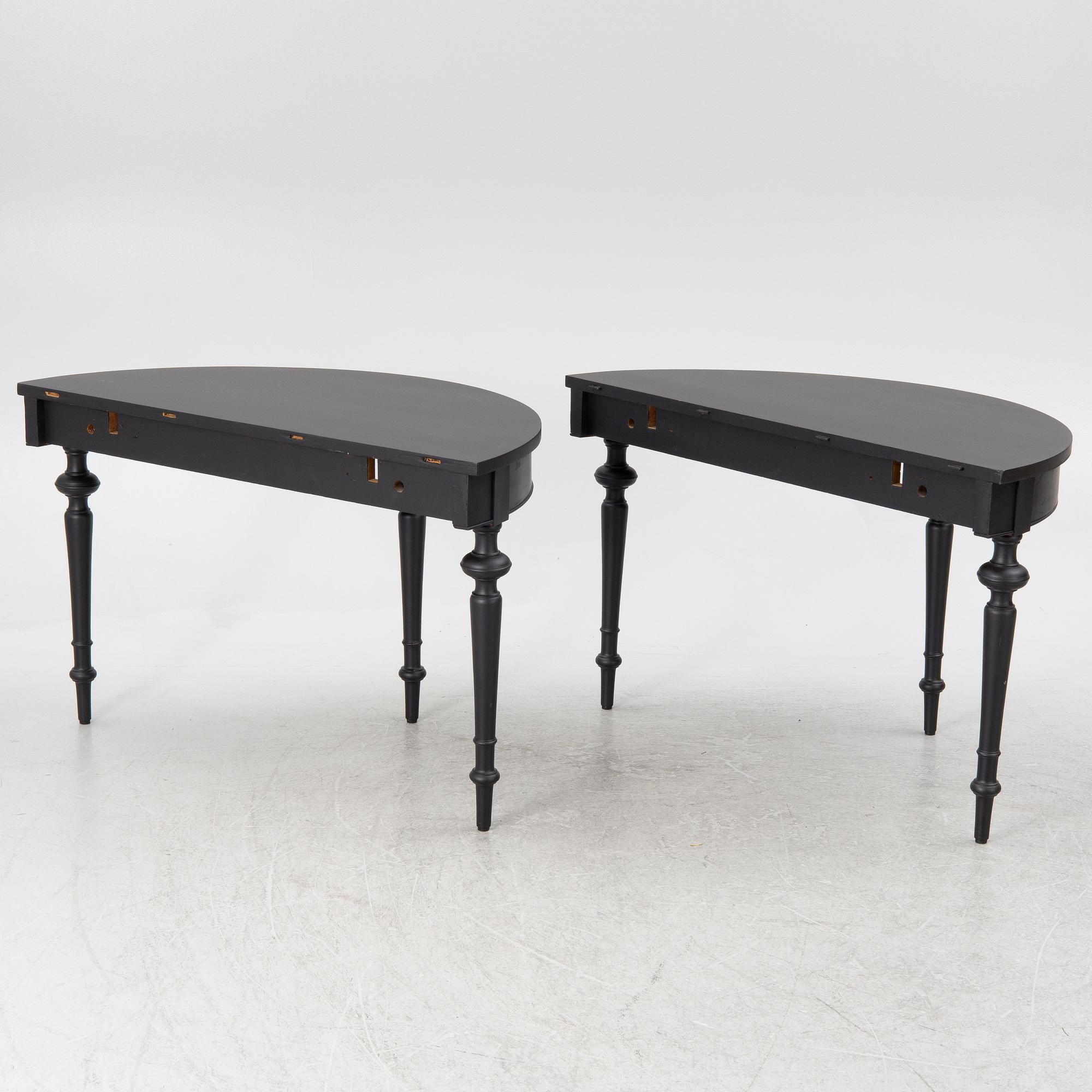 A dining table, late 19th century.